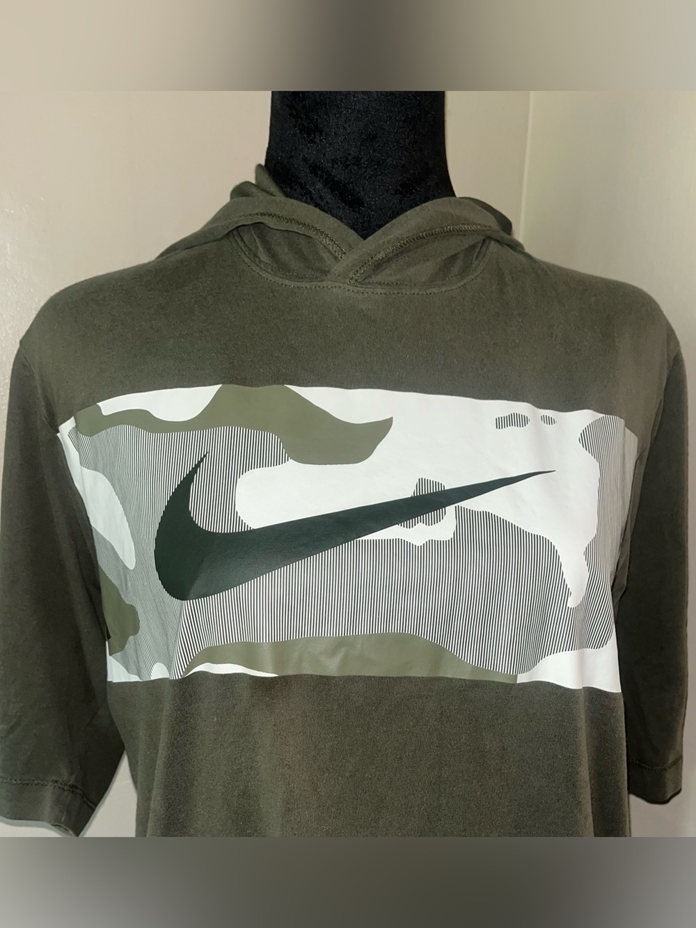 NWOT Nike Olive Green Camo Swoosh Hoodie Tee Small